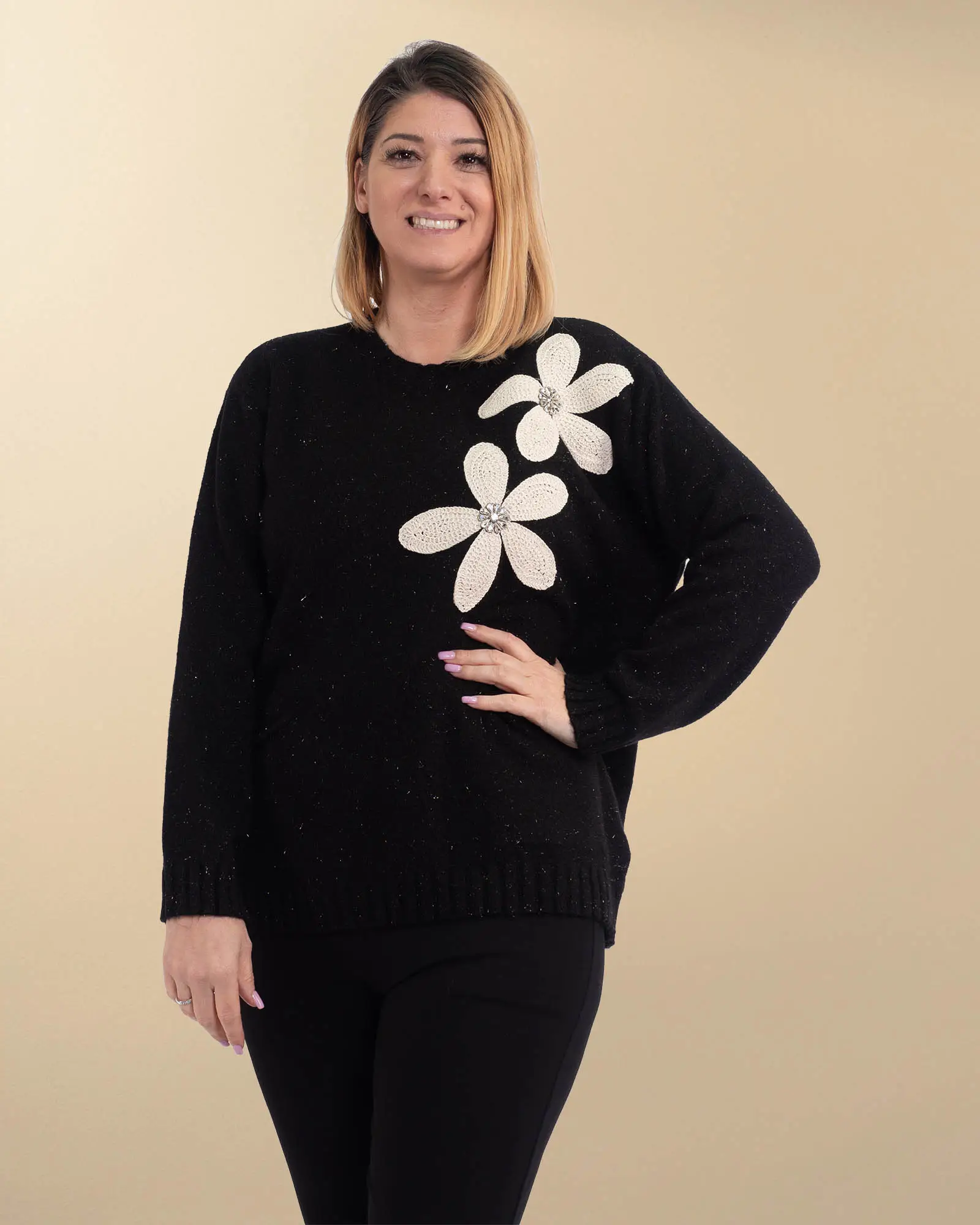 Pulovere - Pulover tricotat pufos negru cu flori macrame pe umăr