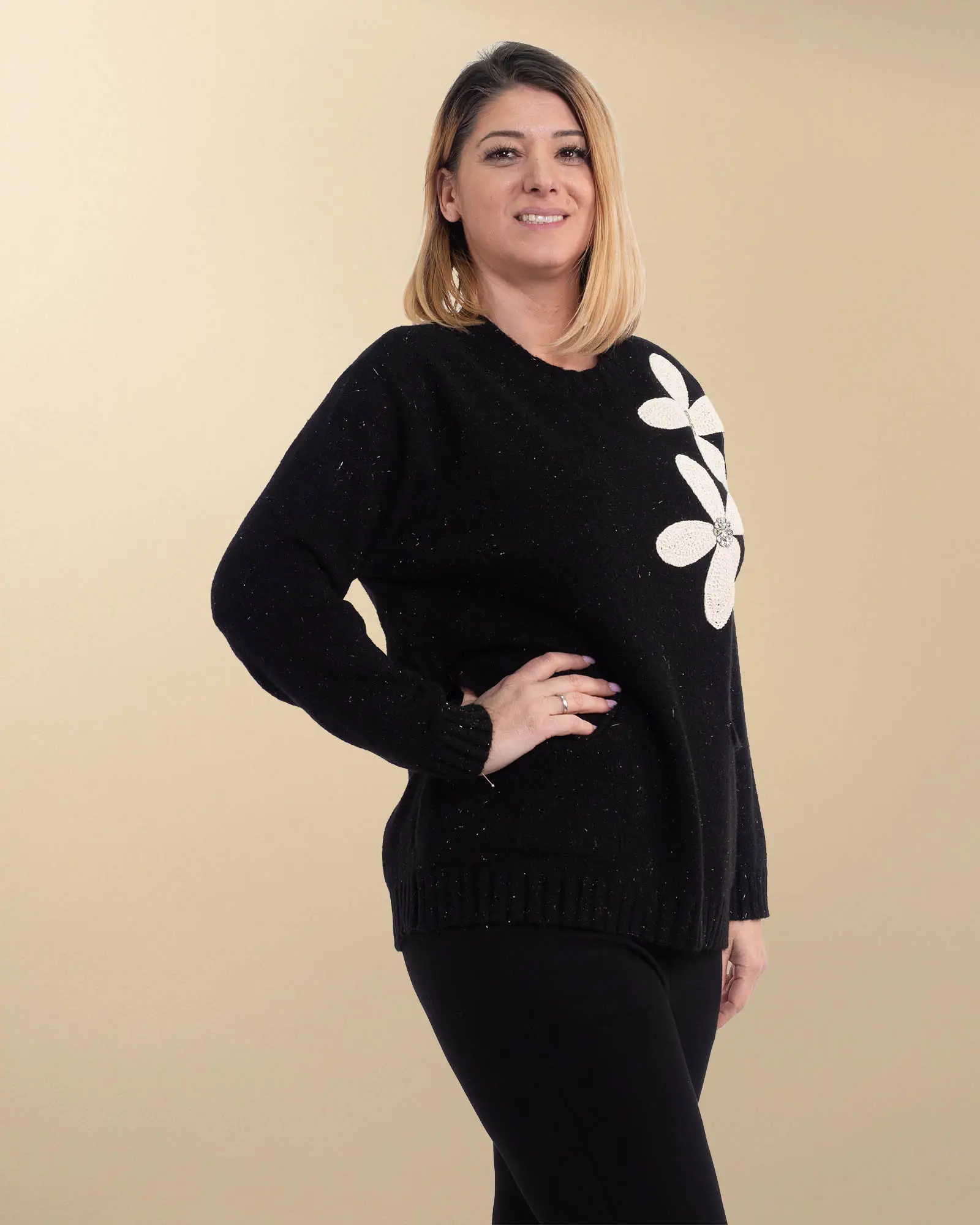 Pulover tricotat pufos negru cu flori macrame pe umăr [2]