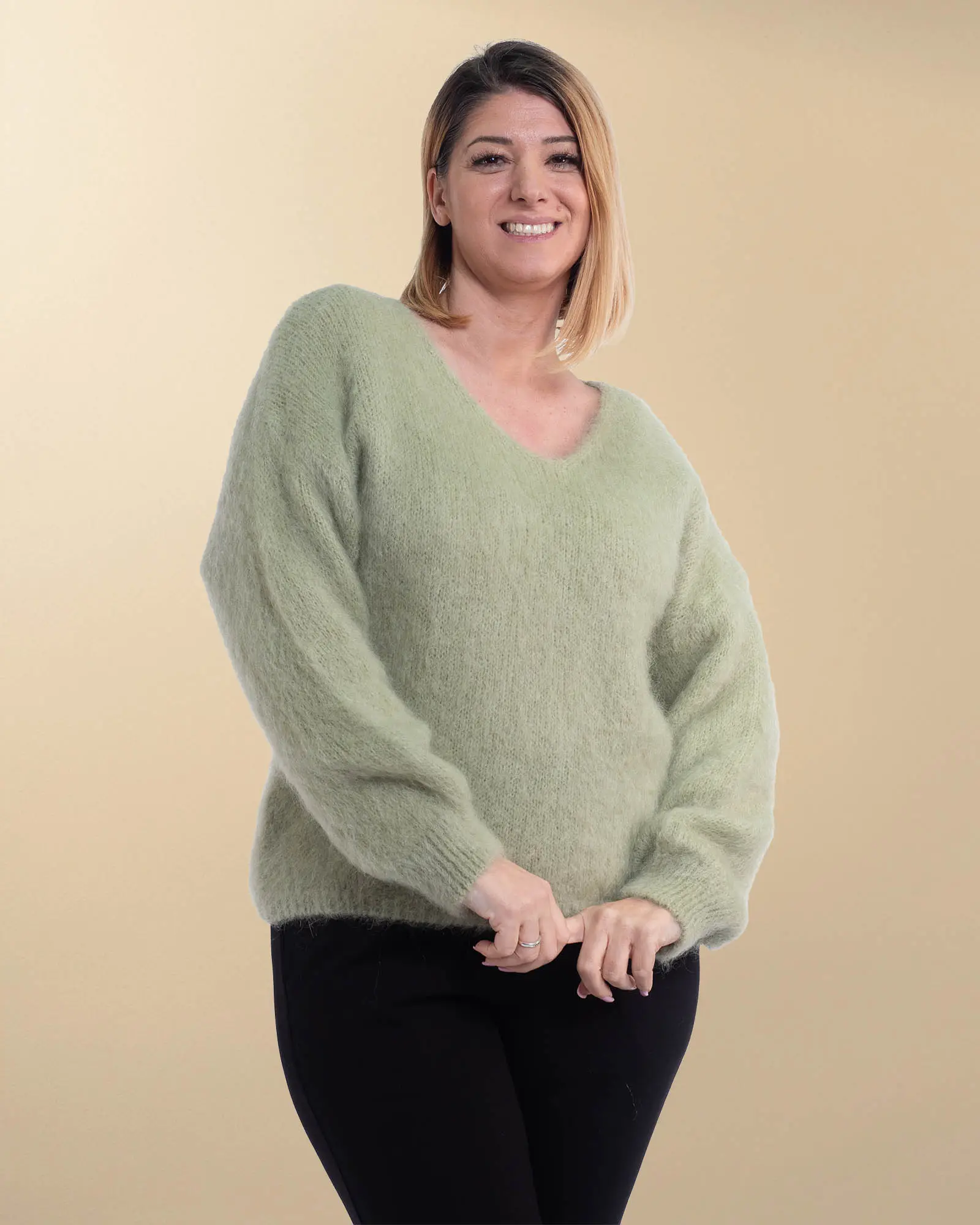 Pulovere - Pulover vernil pufos din mohair prețios cu decolteu în V