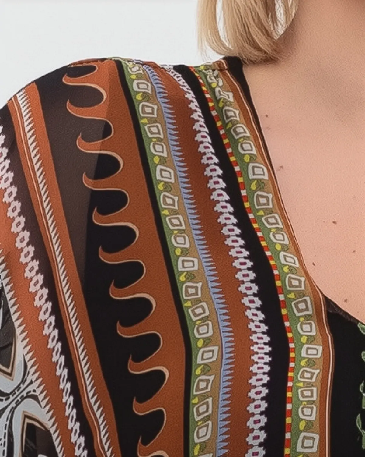 Rochie lungă fluidă tip poncho cu imprimeu vibrant neagră [3]