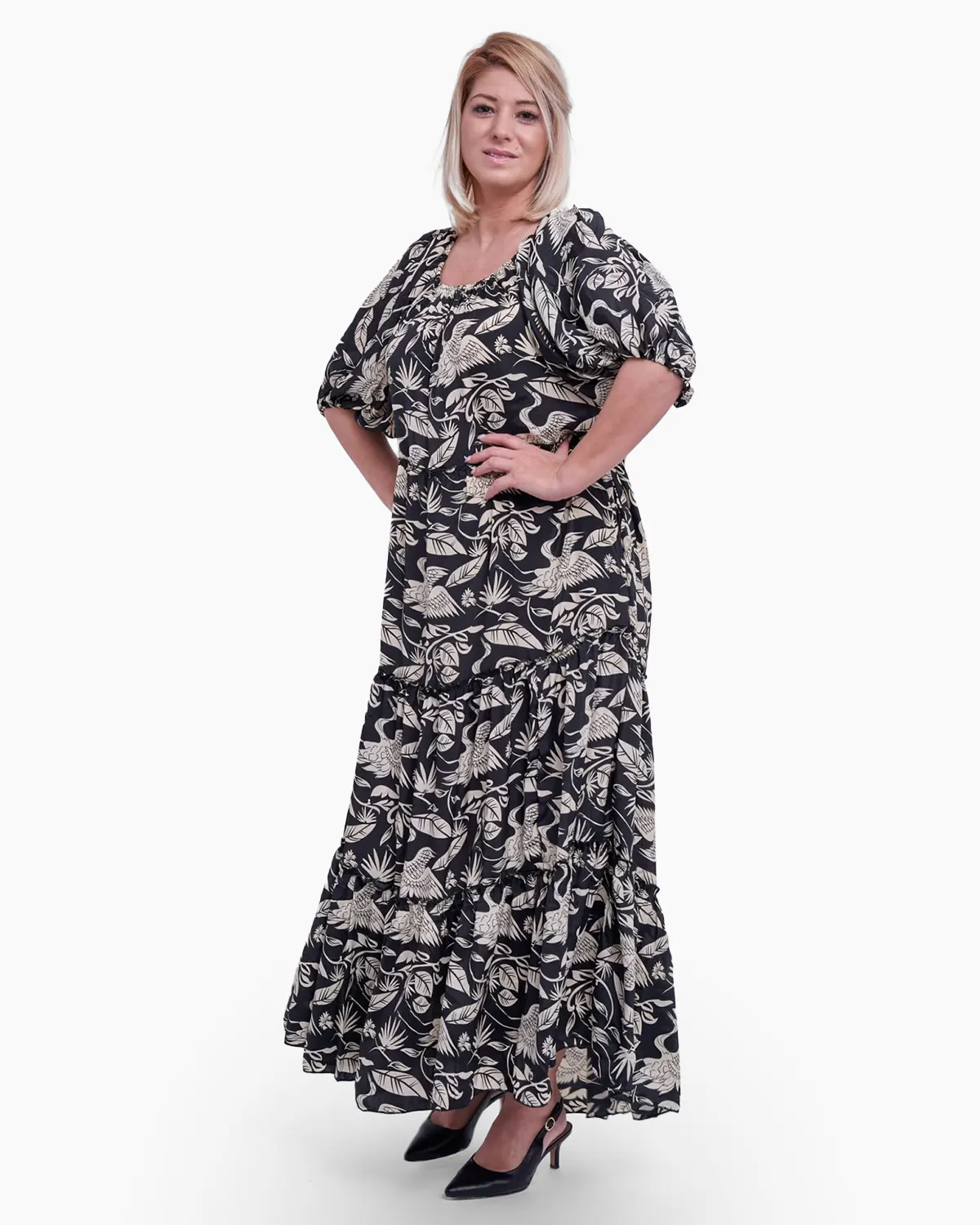 Rochie lunga indiana cu volane ample, pe fond negru [1]