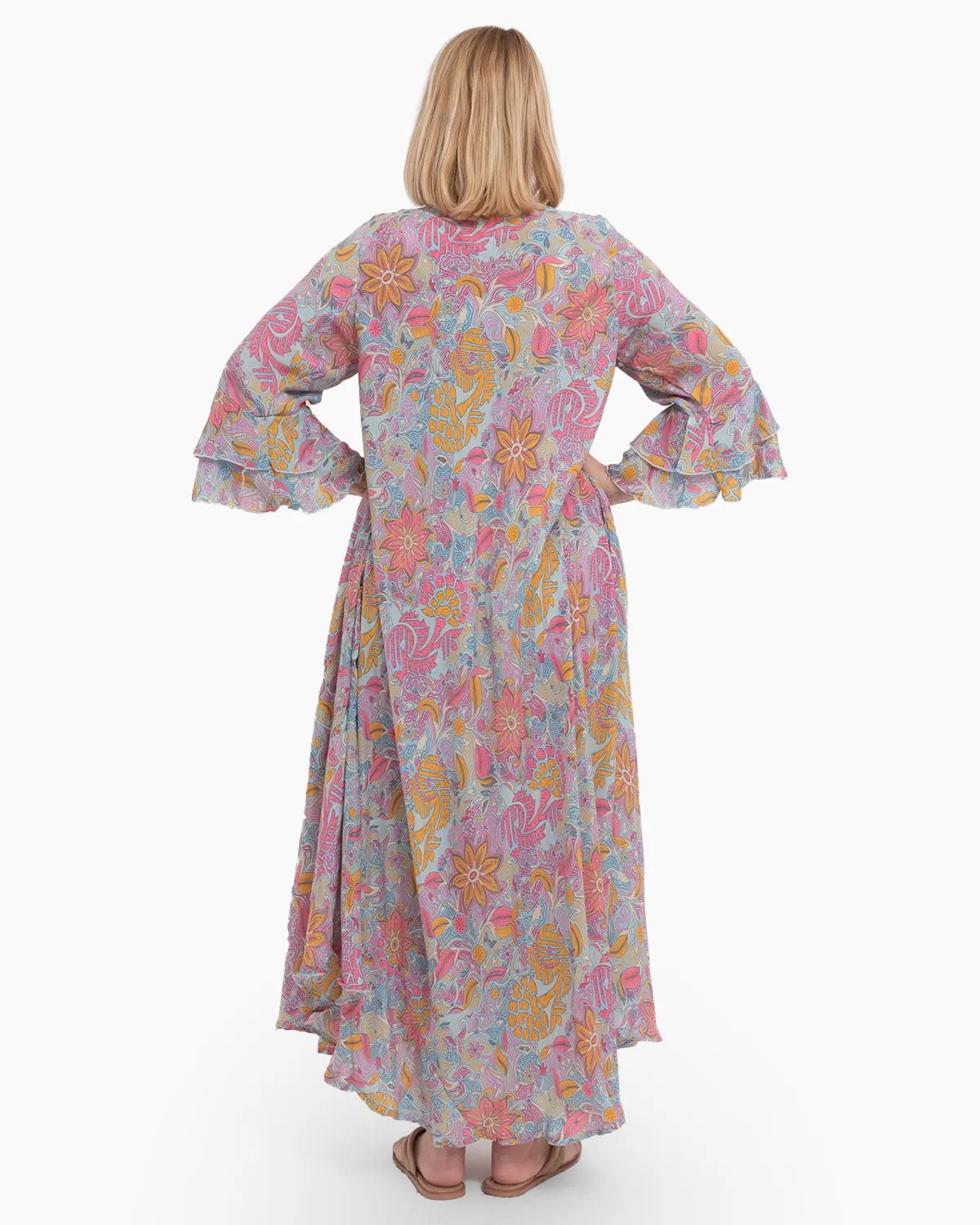 Rochie lungă multicoloră cu croială largă și volane la mâneci [1]