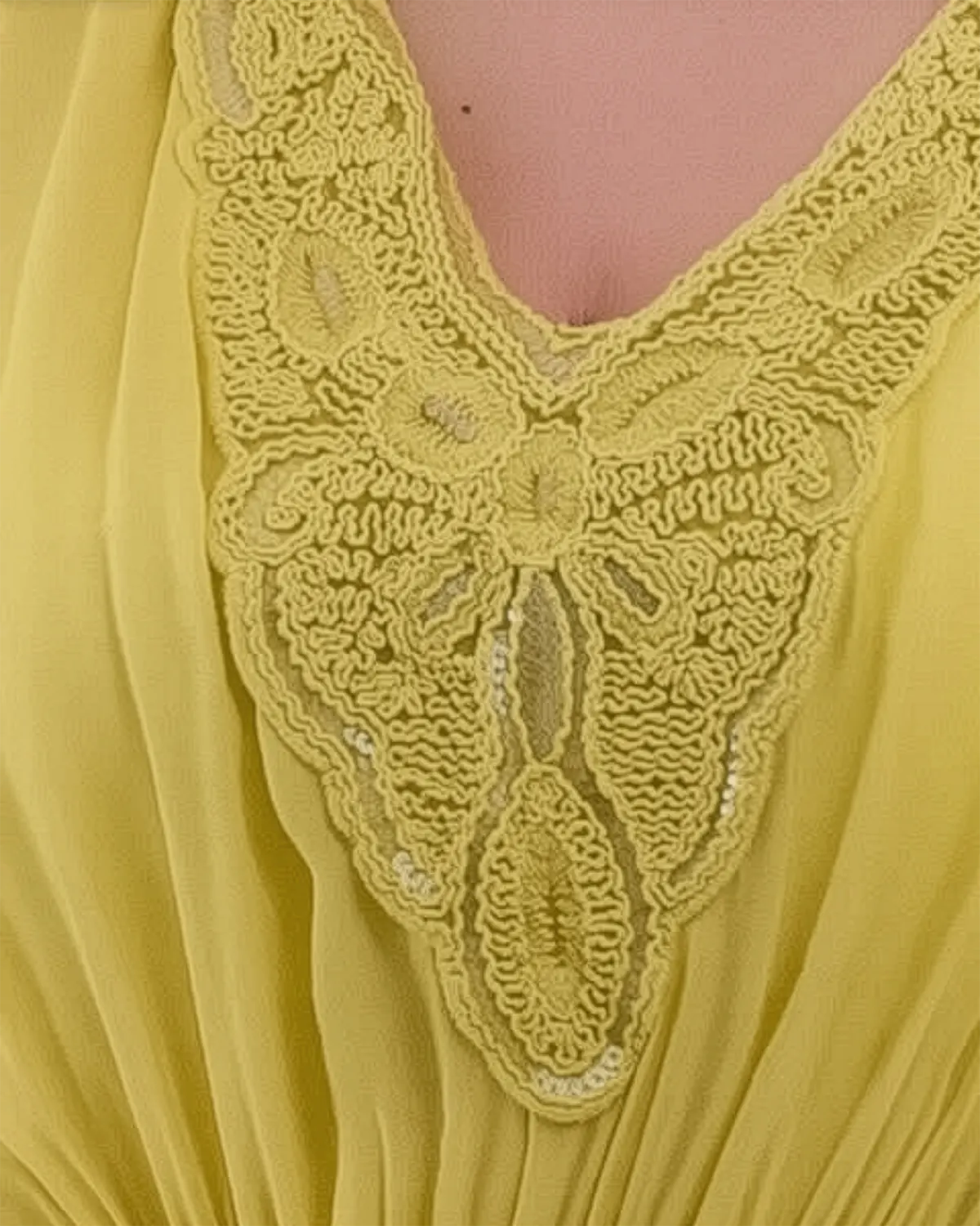 Rochie matase galbena cu detalii decorative [1]