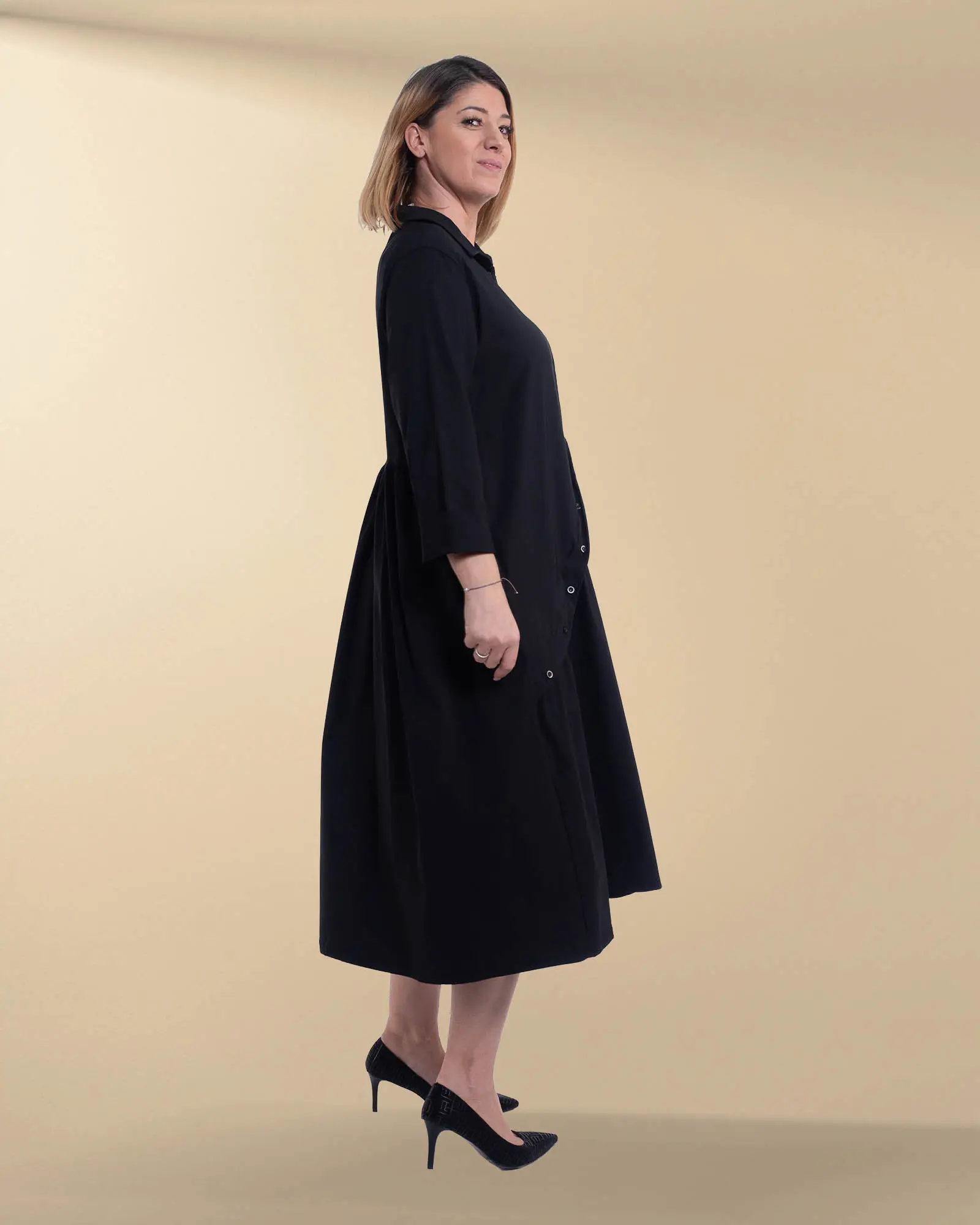 Rochie midi casual neagră Sunsun Italia din vâscoză cu nasturi asimetrici [2]