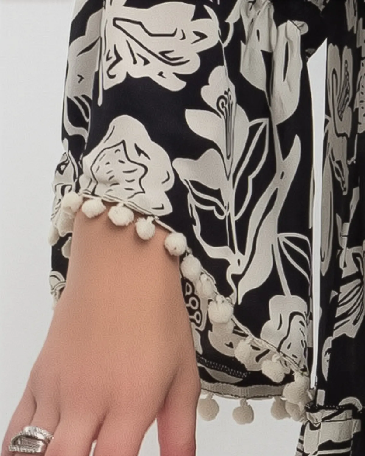 Rochie midi neagră din mătase cu mâneci largi și pliuri la piept [4]