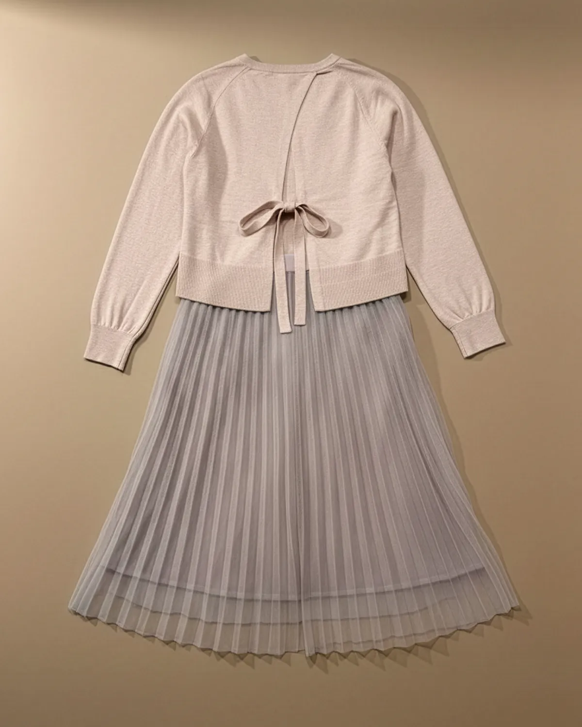 Rochie plisată tip sarafan cu tul și puloveraș scurt cu fundă la spate [1]