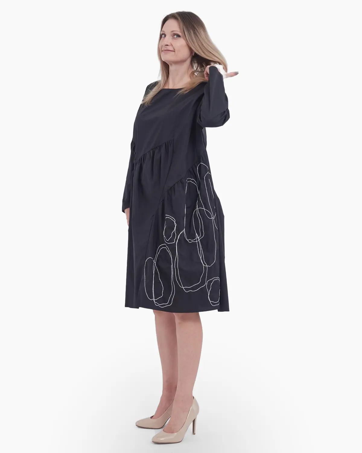 Rochie neagra artistic accesorizata [1]