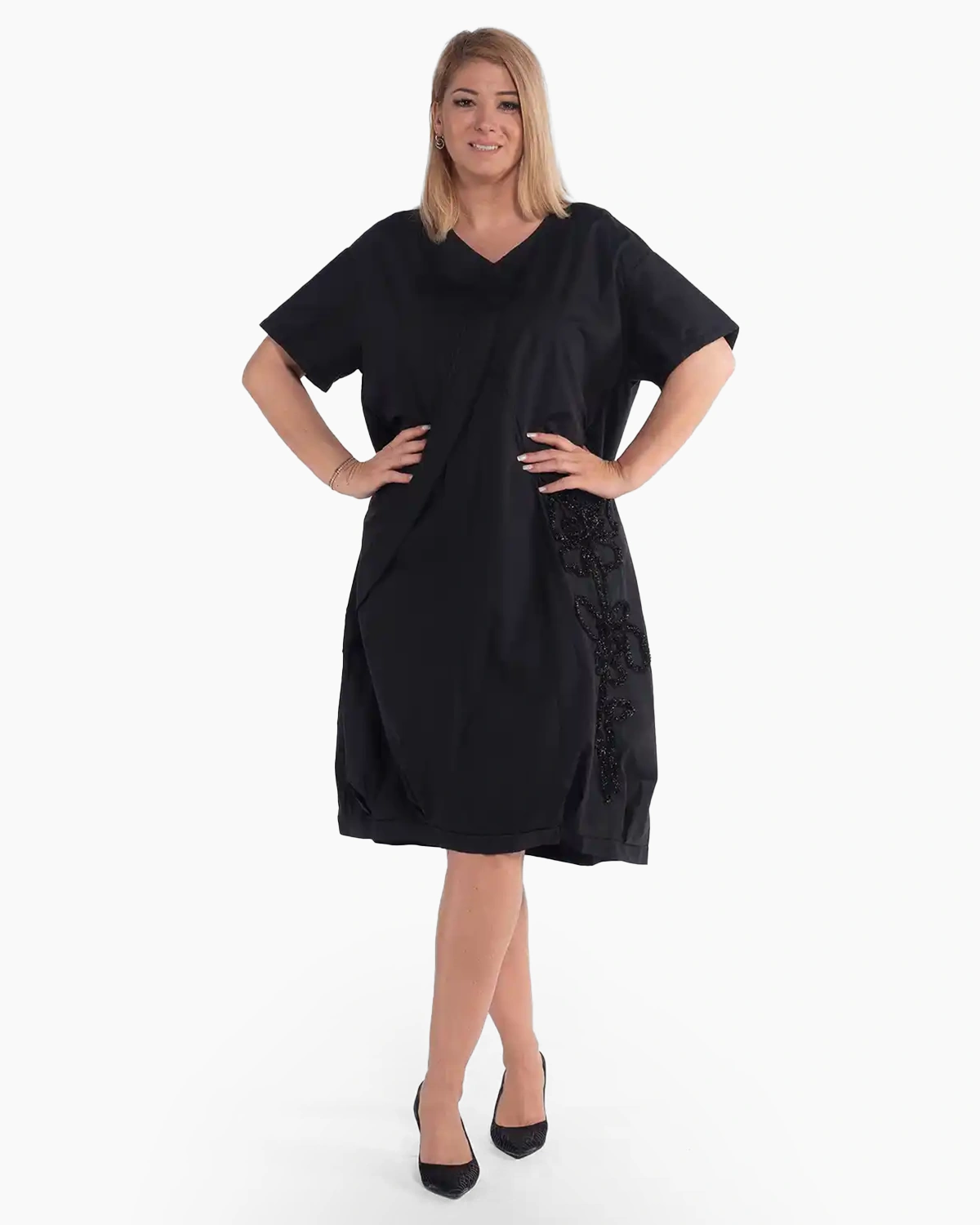 Rochii - Rochie neagră chic cu design petrecut și floare aplicată