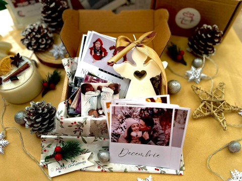 COLECȚIA DE CRĂCIUN -SETURI CADOU - Îngerul  Amintirilor- Poze Magnetice & Lumânare Parfumată