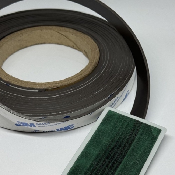 Bandă magnetică cu autoadeziv puternic 3M, 25x1,6 mm, 112 g/cm2, puternic anizotropic, lungime - 1 m [2]