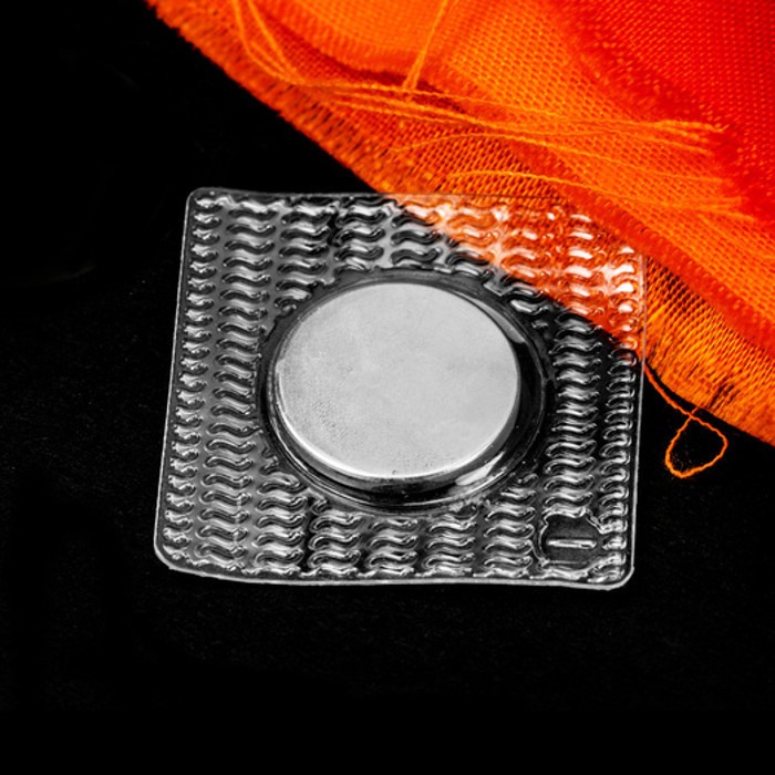 Magnet NdFeB pr.18 x 2 mm cu acoperire din PVC care se poate coase pe stofă [1]