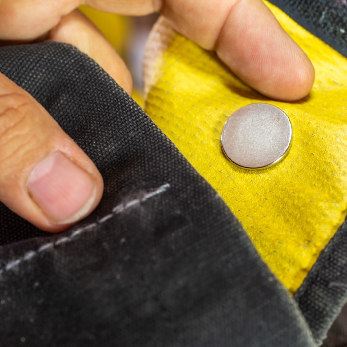 Magnet neodim cilindru cu autoadeziv cu diam.20x2 N 80 °C SV, VMM4-N35, SET N/S, conține doi magneți care se atrag [5]