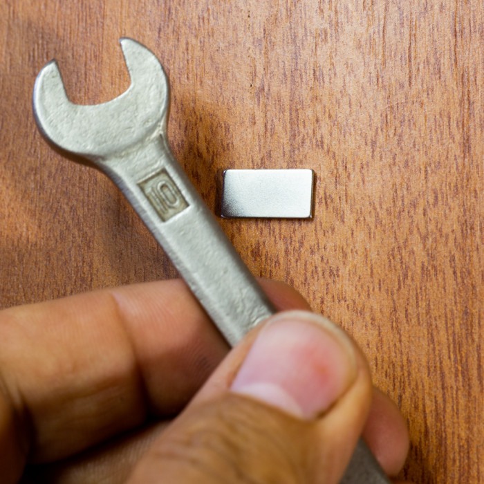 Magnet neodim cu autoadeziv 3M, 15x8x1 mm, grosime autocolantă 0,06 mm [4]