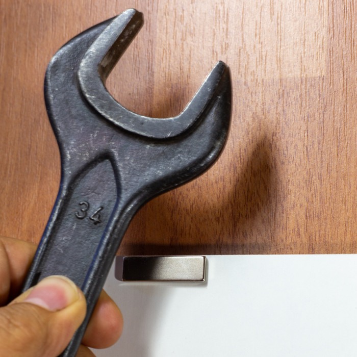 Magnet neodim cu autoadeziv 3M, 30x9x2,5 mm, grosime autocolantă 0,06 mm [4]