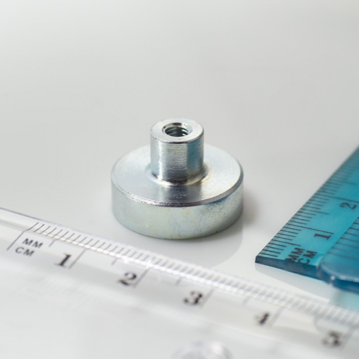 Magnet oală cu coadă, diam. 20 x înălțime 6 mm cu filet interior M4, înălțime filet 7 mm, magnet SmCo [1]