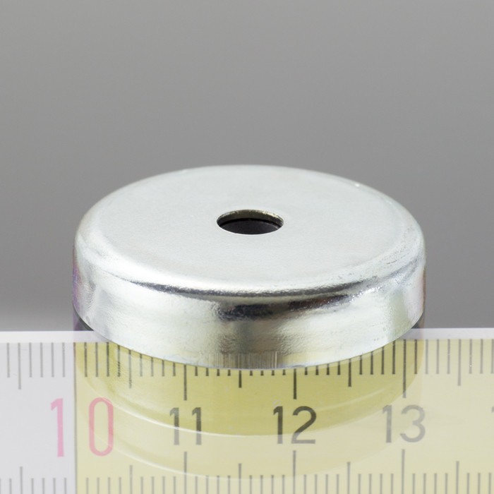 Magnet oală diam. 32, înălțime 7 mm, cu gaură pentru șurub cu cap înecat diam. 5,5 – 27 g, 72 N [1]