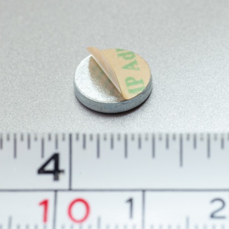 Accesorii pentru magneți - Contra piesă din oțel diam. 10 x 2 mm cu autoadeziv