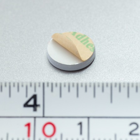 Accesorii pentru magneți - Contra piesă din oțel diam. 10 x 2 mm cu autoadeziv - albă