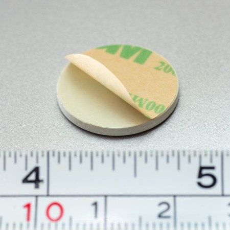 Accesorii pentru magneți - Contra piesă din oțel diam. 20 x 2 mm cu autoadeziv - albă