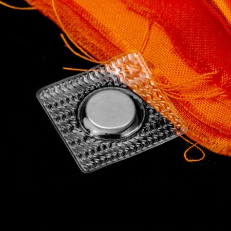 Magneţi care pot fi cusuţi - Magnet NdFeB pr.12 x 2 mm cu acoperire din PVC care se poate coase pe stofă