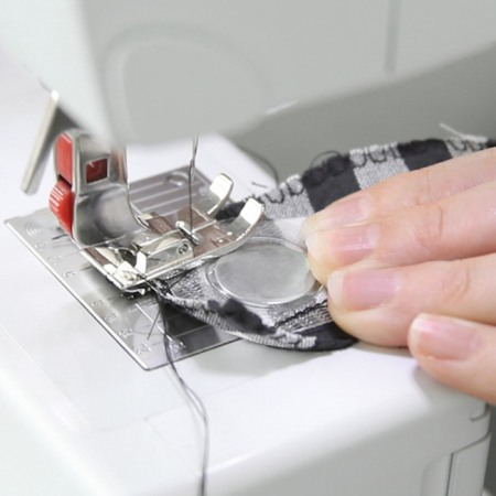 Magnet NdFeB pr.12 x 2 mm cu acoperire rotundă din PVC care se poate coase pe stofă [1]