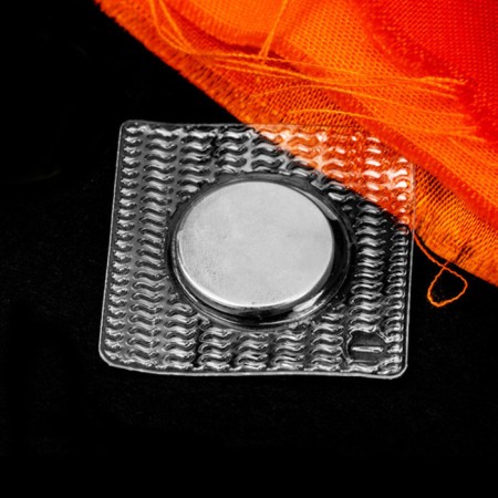 Magneţi care pot fi cusuţi - Magnet NdFeB pr.18 x 2 mm cu acoperire din PVC care se poate coase pe stofă