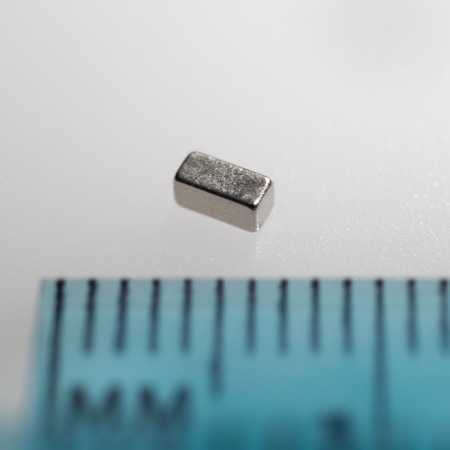 Magneți NdFeB bloc – pe lungime - Magnet neodim bloc 1,4x1,4x3 VMM5UH-180 °C