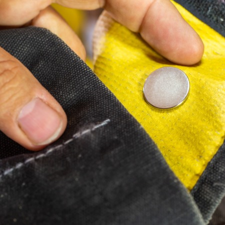 Magnet neodim cilindru cu autoadeziv cu diam.20x2 N 80 °C SV, VMM4-N35, SET N/S, conține doi magneți care se atrag [4]