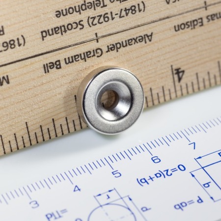 Magneți NdFeB cilindru cu gaură pentru șurub - axial - Magnet neodim cilindru cu gaură pentru șurub cu cap înecat diam. 15,8 x 5 N 80 °C, VMM7