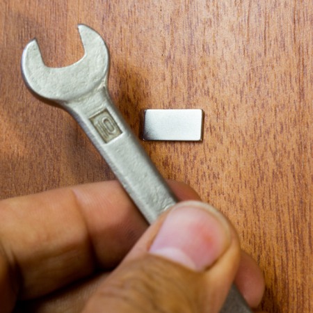 Magnet neodim cu autoadeziv 3M, 15x8x1 mm, grosime autocolantă 0,06 mm [3]