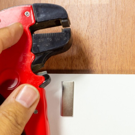 Magnet neodim cu autoadeziv 3M, 30x10x1 mm, grosime autocolantă 0,06 mm [2]