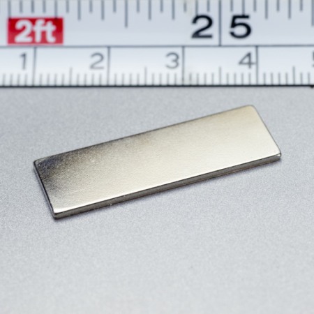 Magnet neodim cu autoadeziv 3M, 30x10x1 mm, grosime autocolantă 0,06 mm [1]