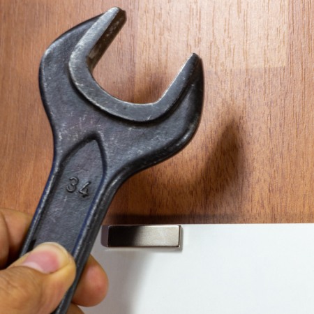 Magnet neodim cu autoadeziv 3M, 30x9x2,5 mm, grosime autocolantă 0,06 mm [3]