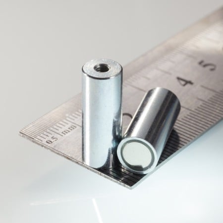 Magneți oală cilindri cu filet interior - Magnet oală cilindru diam. 8 x înălțime 20 mm cu filet interior M3. lungime filet 5 mm