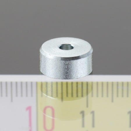 Magneți oală cu gaură - Magnet oală diam. 10, înălțime 4,5 mm, cu gaură pentru șurub cu cap înecat diam. 2,6