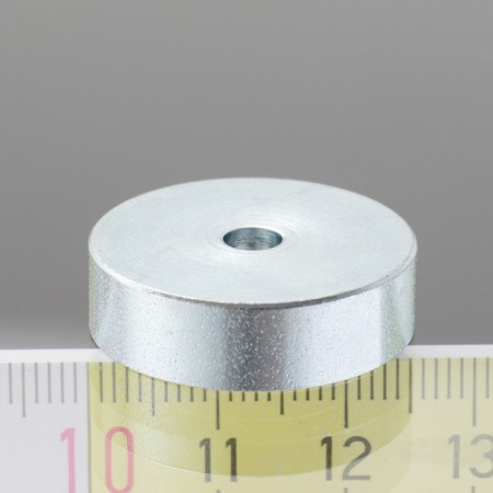 Magneți oală cu gaură - Magnet oală diam. 25, înălțime 7 mm, cu gaură pentru șurub cu cap înecat diam. 4,5
