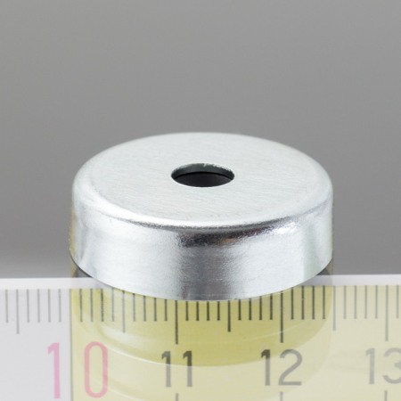 Magneți oală cu gaură - Magnet oală diam. 25, înălțime 7 mm, cu gaură pentru șurub cu cap înecat diam. 5,5 – 17 g, 36 N