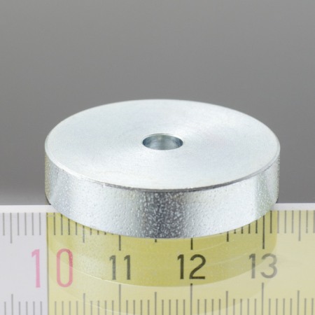 Magneți oală cu gaură - Magnet oală diam. 32 x înălțime 7 mm, cu gaură pentru șurub cu cap înecat diam. 5,4 mm