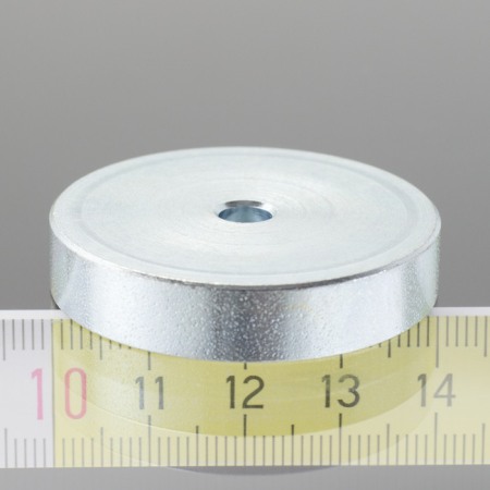 Magneți oală cu gaură - Magnet oală diam. 40 x înălțime 8 mm, cu gaură pentru șurub cu cap înecat diam. 5,4 mm
