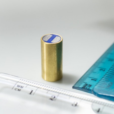 Oale magnetice din alamă cu toleranță h6 - Oală magnetică din alamă cu toleranță h6 diam. 10 x înălțime 20 mm