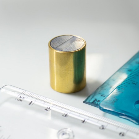 Oale magnetice din alamă cu toleranță h6 - Oală magnetică din alamă cu toleranță h6 diam. 20 x înălțime 25 mm