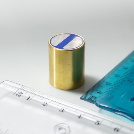 Oale magnetice din alamă cu filet interior cu toleranță h6 - Oală magnetică din alamă cu toleranță h6 diam. 20 x înălțime 25 mm cu filet interior M6, lungime file 6 mm