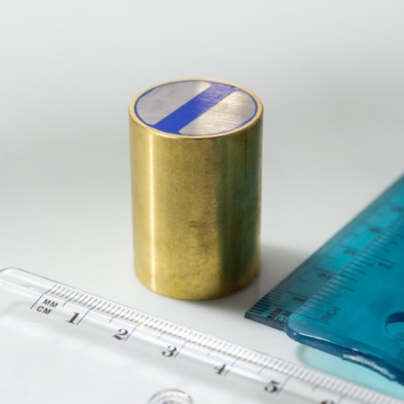 Oale magnetice din alamă cu filet interior cu toleranță h6 - Oală magnetică din alamă cu toleranță h6 diam. 25 x înălțime 35 mm cu filet interior M6, lungime file 8 mm