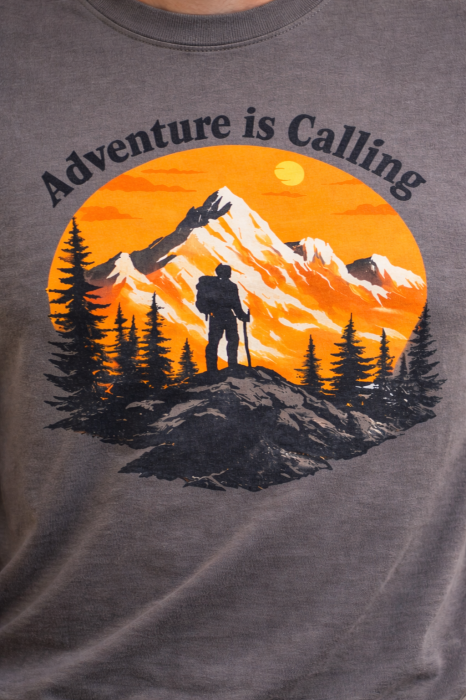 Tricou Adventure is Calling Mannzes cu design munte si drumet in natura, tricou outdoor pentru aventura si drumetii [10]
