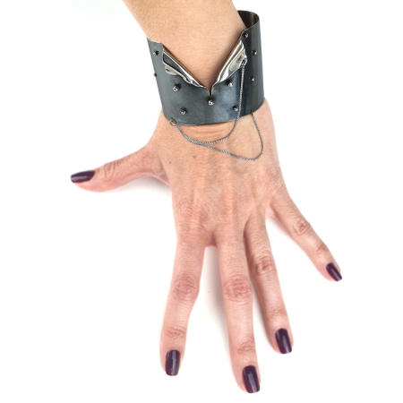 Brățări - Brățară Chastity Cuff din argint oxidat cu lanțuri fine