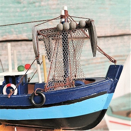 Barca de pescuit albastra [2]