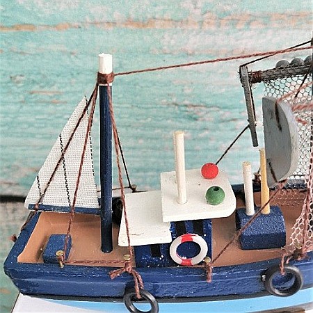 Barca de pescuit albastra [2]