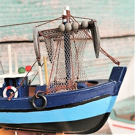 Barca de pescuit albastra [1]