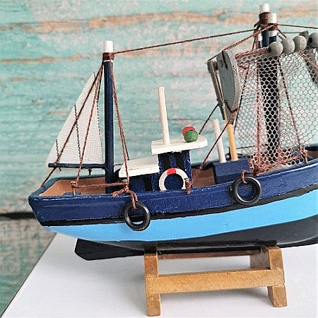 Barca de pescuit albastra [4]