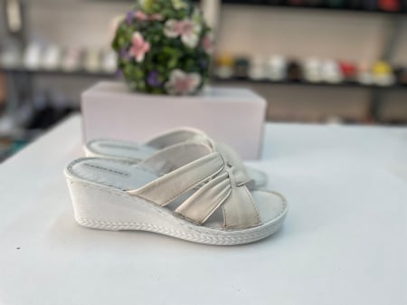 Papuci femei deschisi - 620 crem